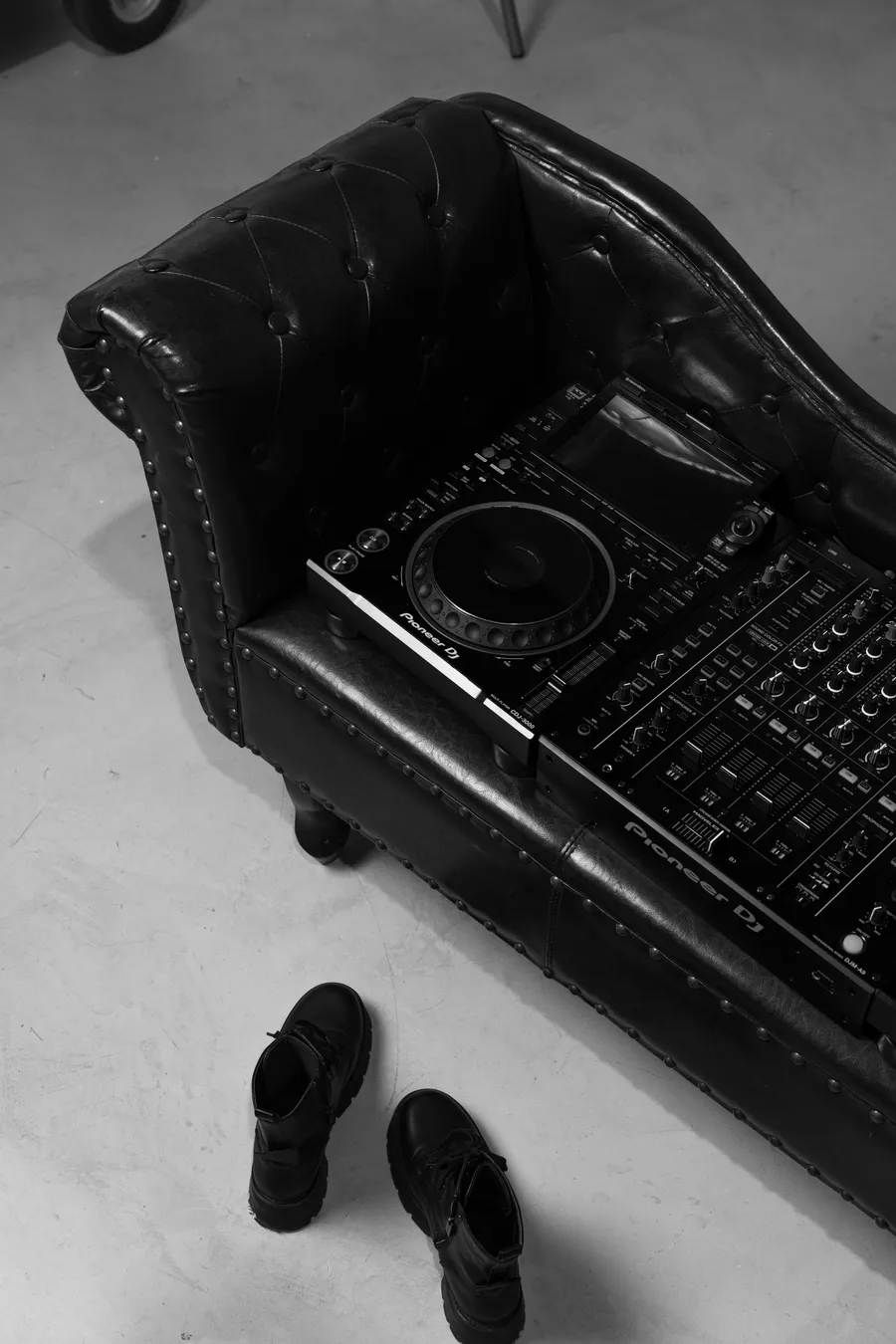 Vista cenital de cabina Pioneer CDJ + mesa DJM