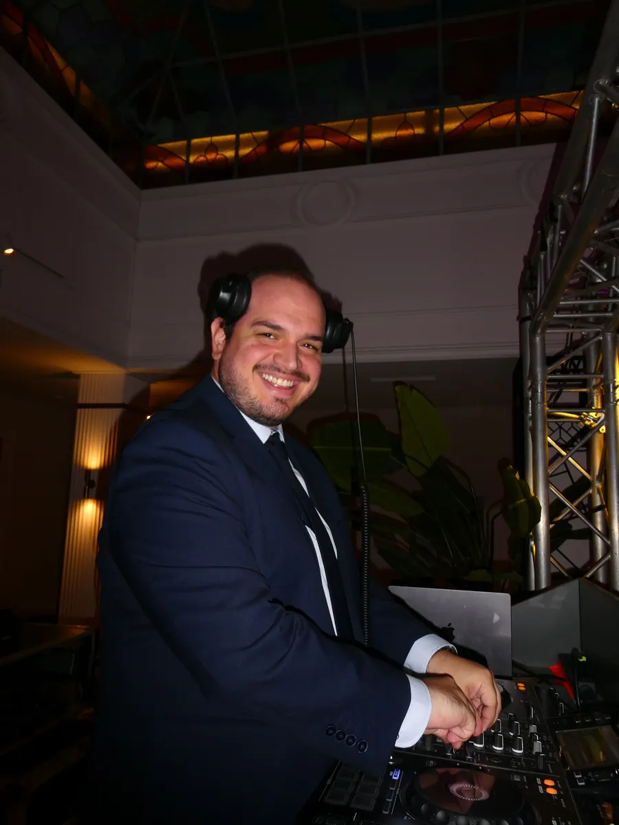 Momento candid de un DJ en cabina durante una boda real