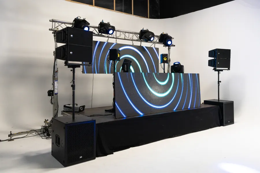 Montaje Elite con pantalla LED en espiral y Line Array