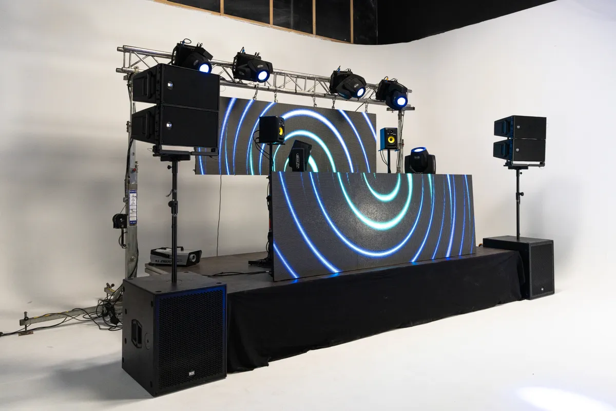 Montaje Elite: pantallas LED, Line Array RCF y cabezas móviles