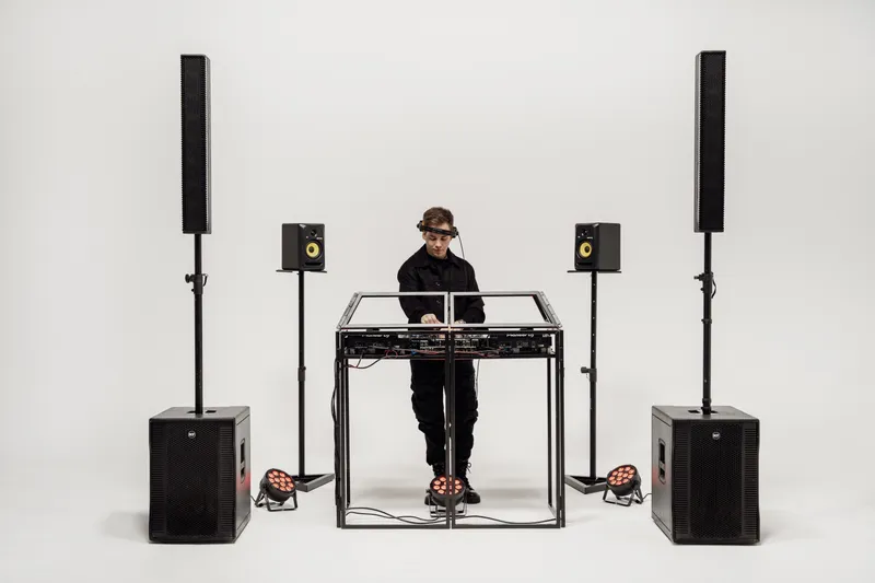 Montaje de sonido Line Array con sub-graves e iluminación en el suelo