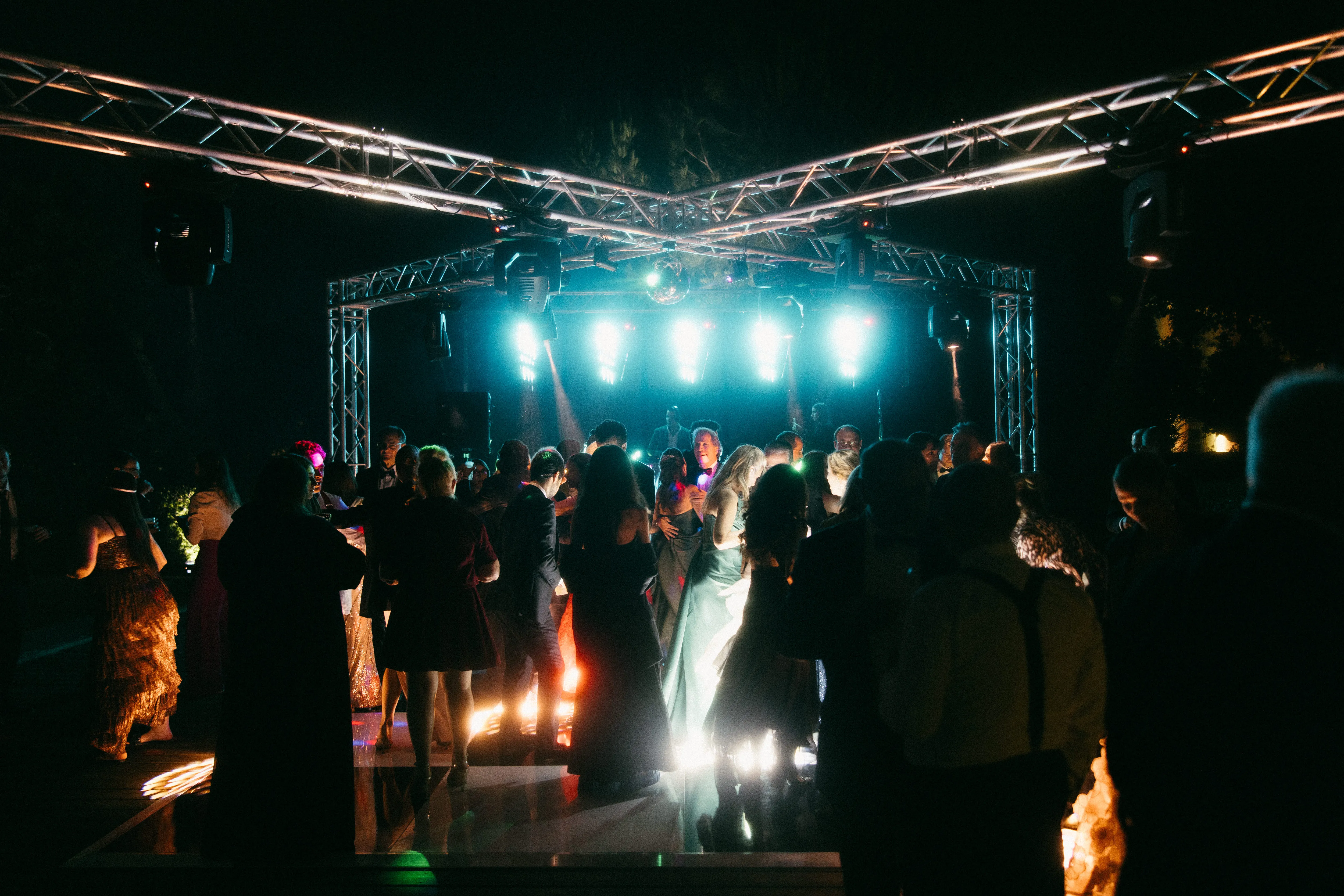 Montaje de iluminación con cabezas móviles y estructura truss en una boda