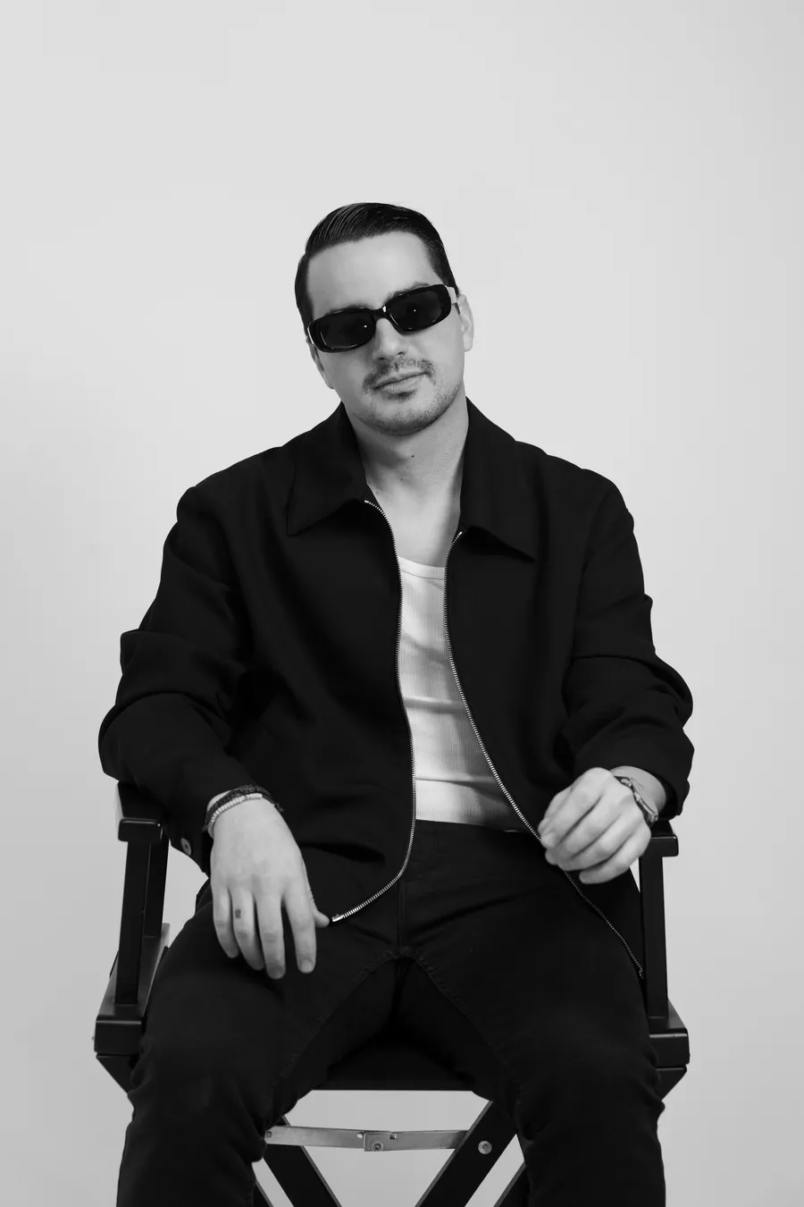 Retrato editorial en primer plano de un DJ del roster