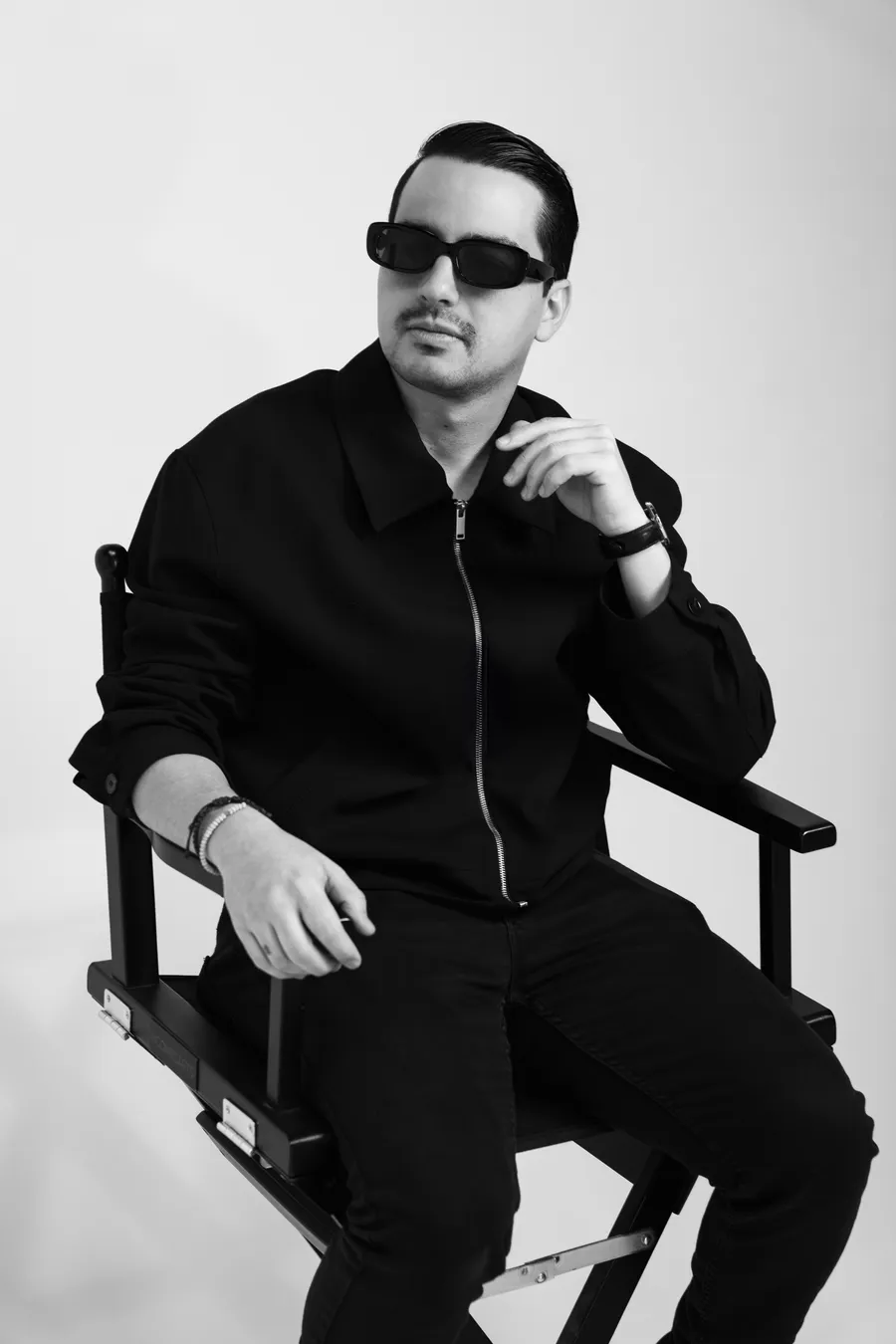 Retrato editorial de un DJ sentado